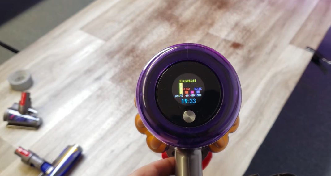 ЖК-экран на беспроводном пылесосе Dyson V15 Detect